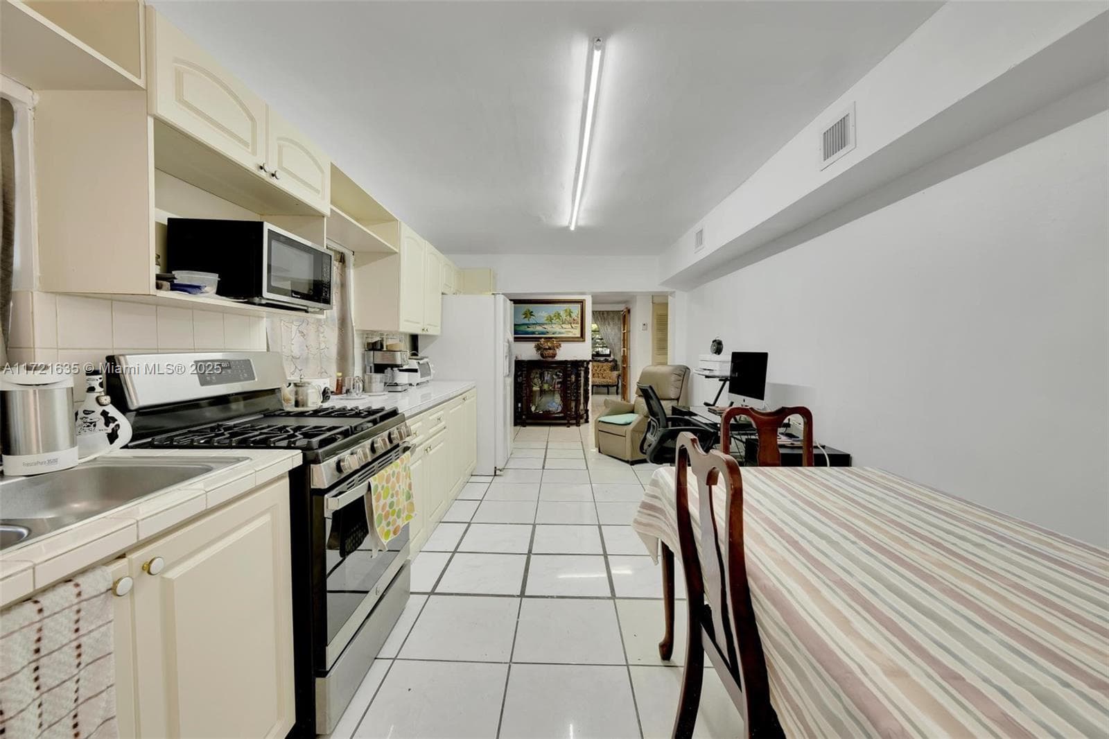 462 E 39th St, Hialeah FL 33013 — 25