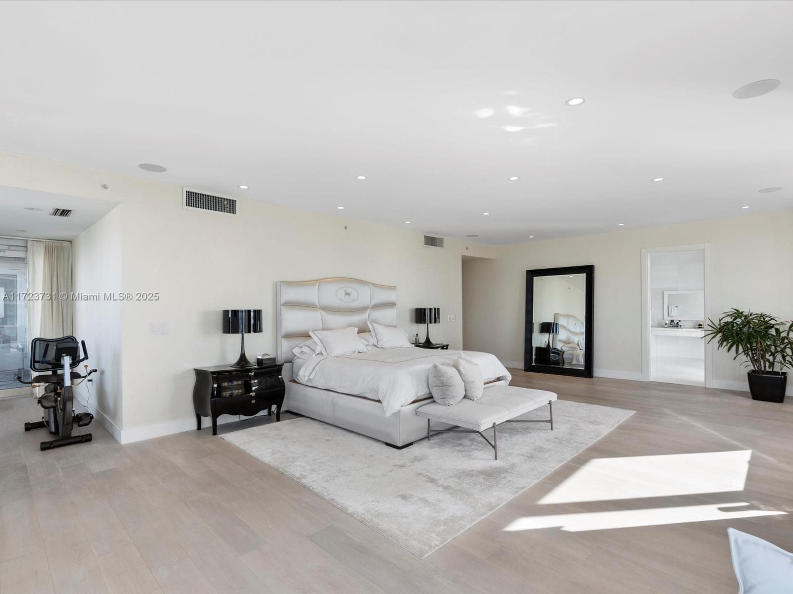 1425 Brickell Ave, Miami FL 33131 — 28