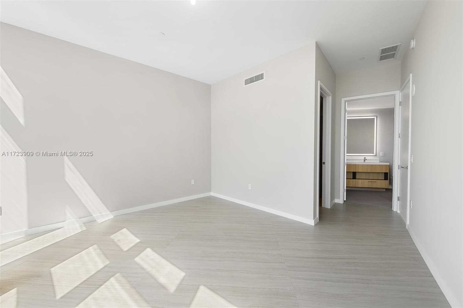 851 NE 1st Ave # 5411, Miami FL 33132 — 23
