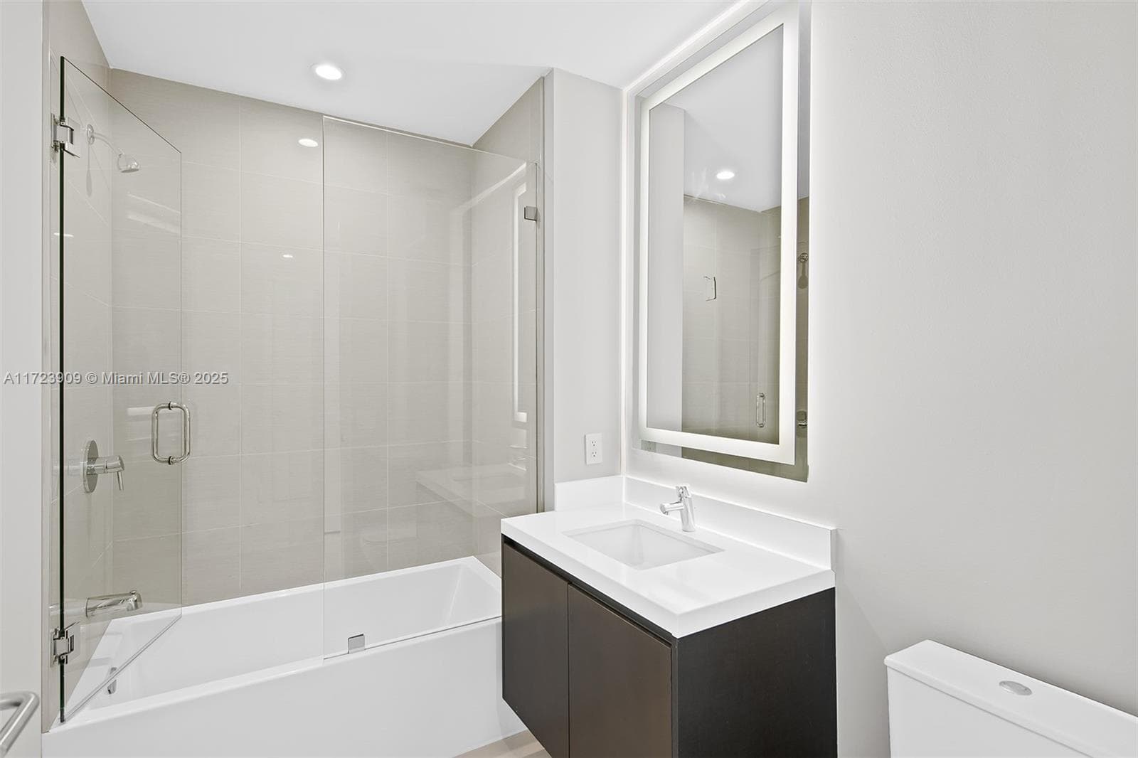 851 NE 1st Ave # 5411, Miami FL 33132 — 26