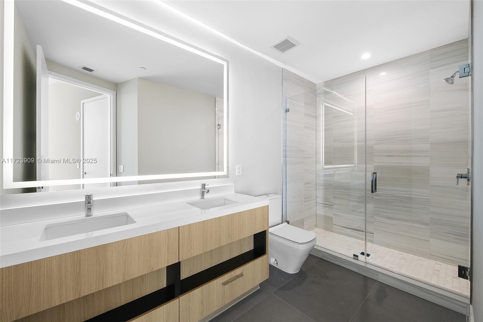 851 NE 1st Ave # 5411, Miami FL 33132 — 24