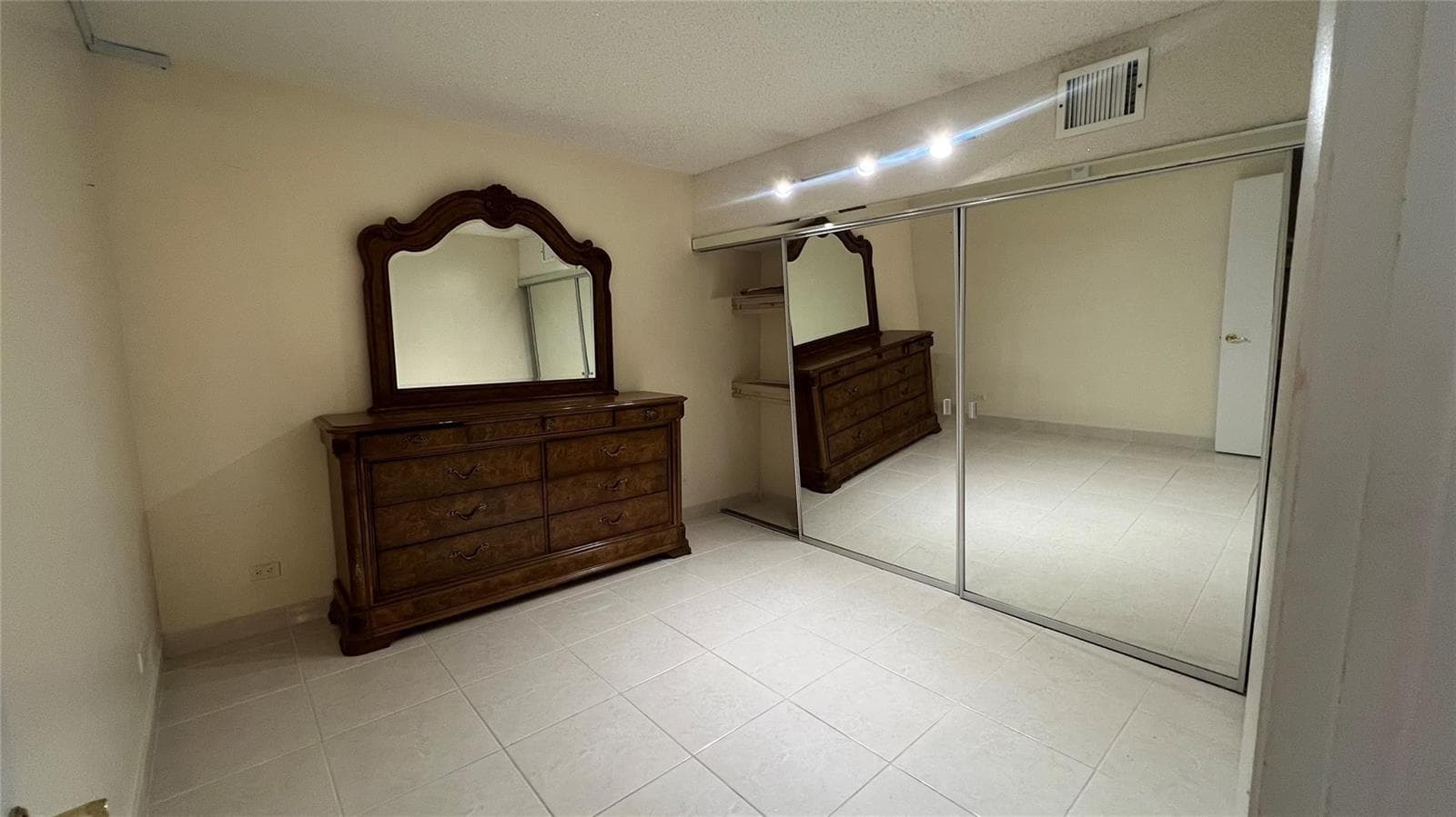 5005 Collins Avenue # 1210, Miami Beach FL 33140 — 16