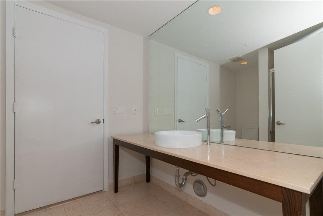 465 Brickell Avenue # 419, Miami FL 33131 — 34