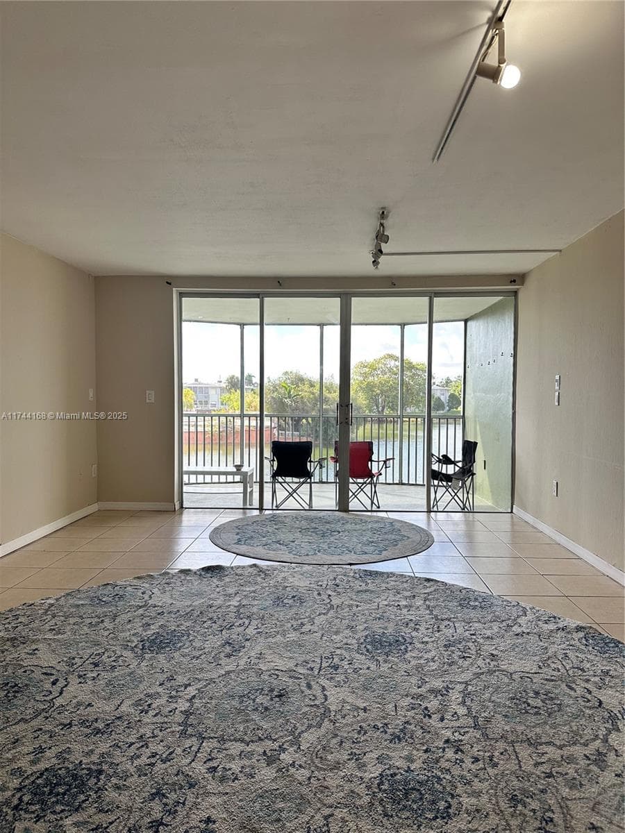 1750 NE 191st St # 4, Miami FL 33179 — 1