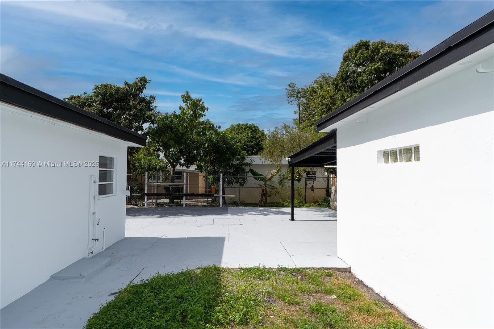 805 Sultan Ave, Opa-Locka FL 33054 — 37