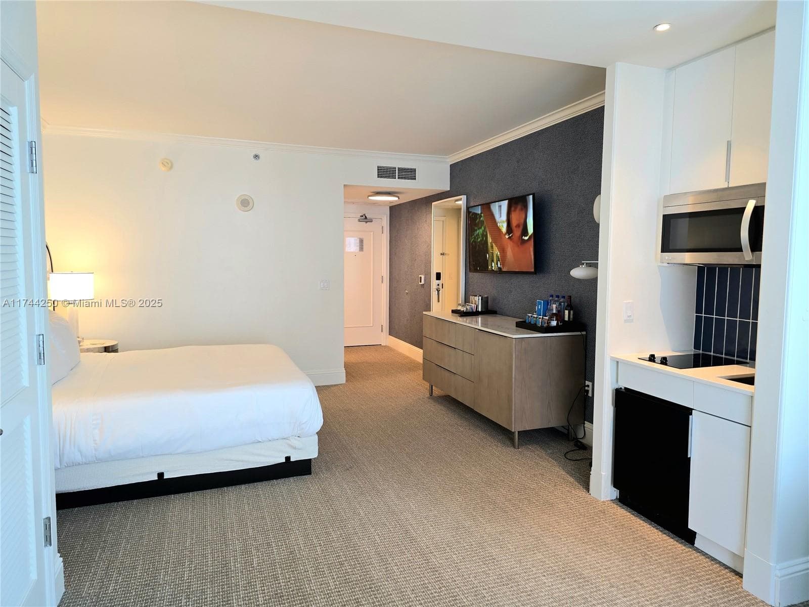 4401 Collins Ave # 1401, Miami Beach FL 33140 — 5