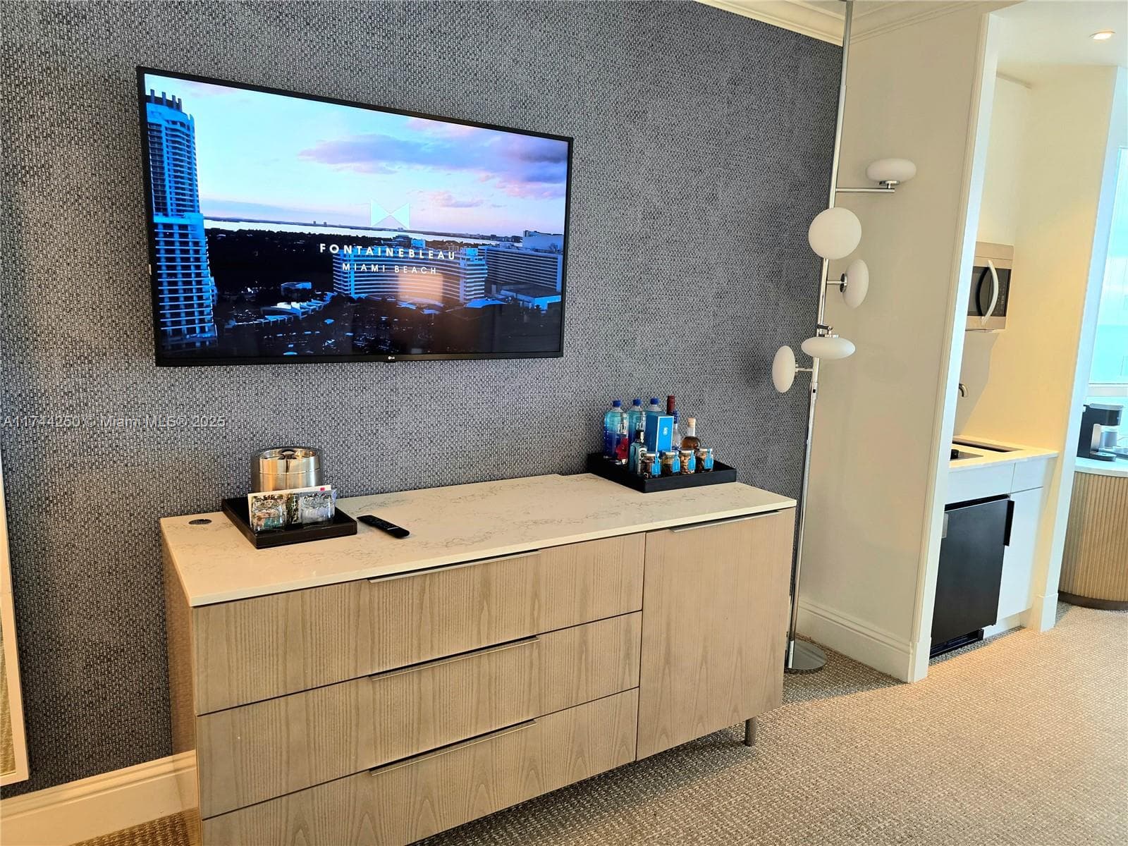 4401 Collins Ave # 1401, Miami Beach FL 33140 — 4