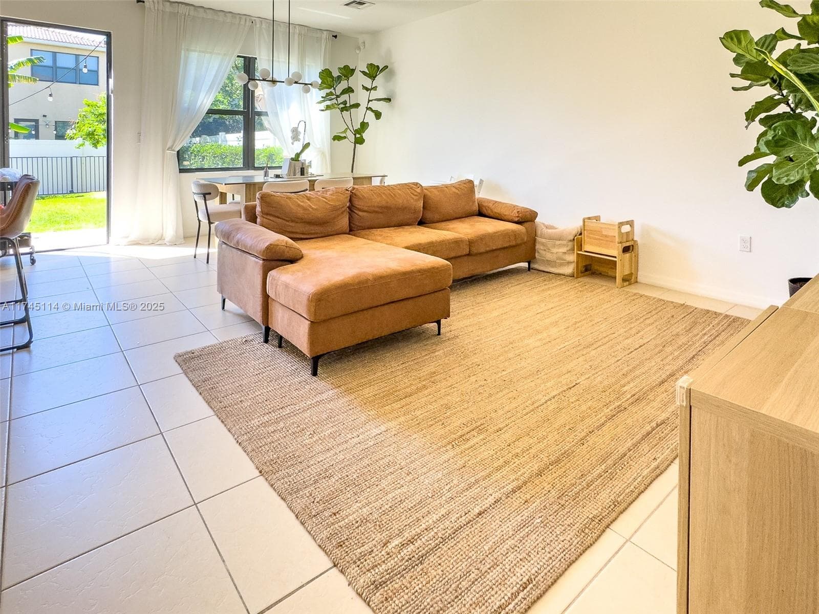 686 NE 191st Ter, Miami FL 33179 — 3