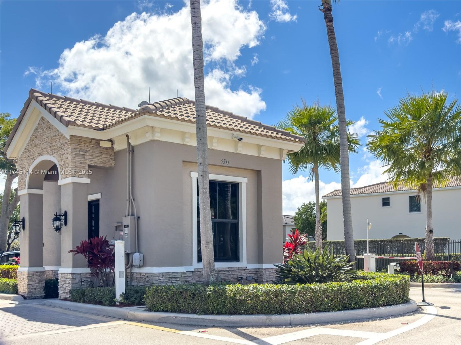 686 NE 191st Ter, Miami FL 33179 — 32