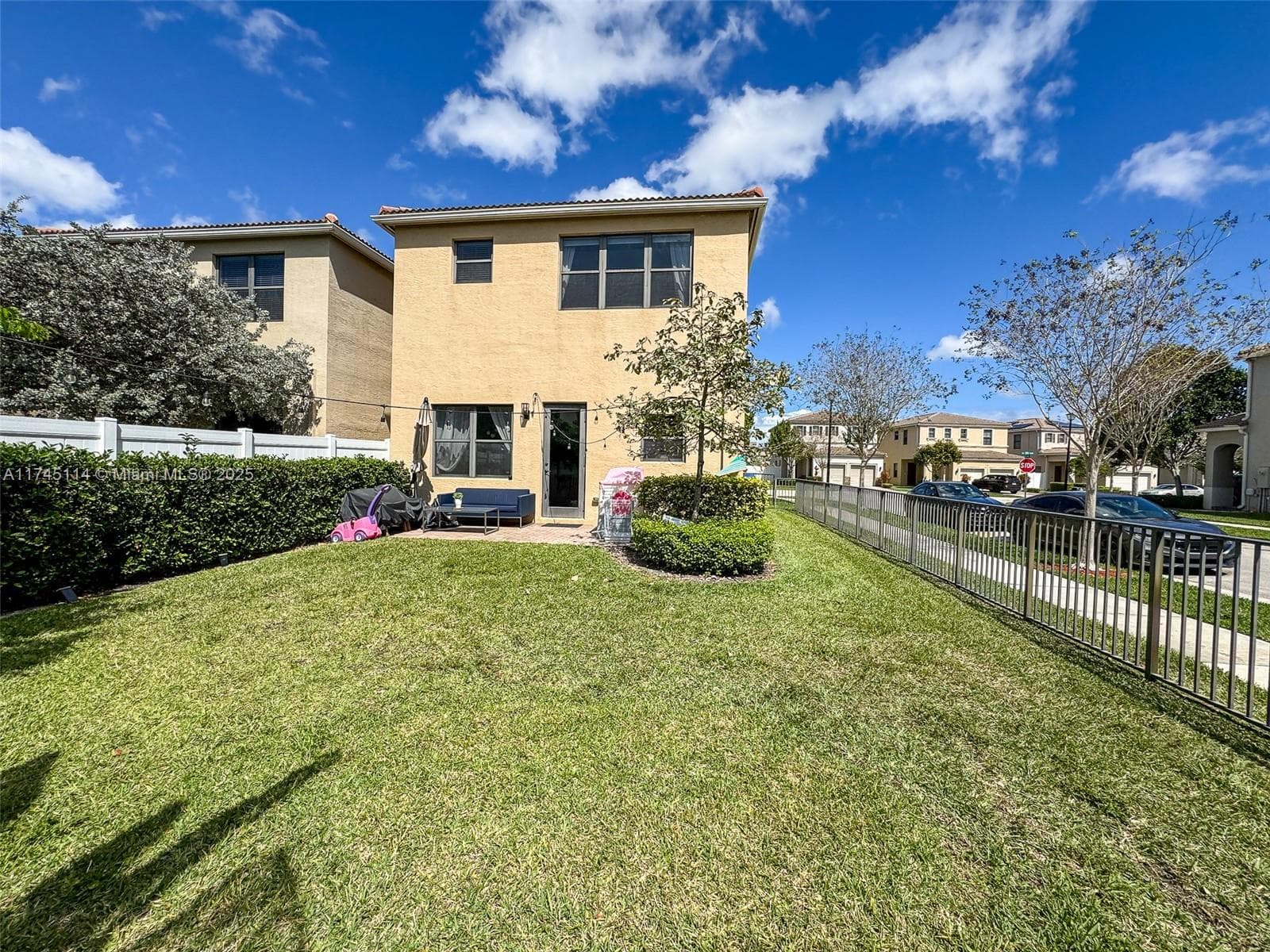 686 NE 191st Ter, Miami FL 33179 — 25