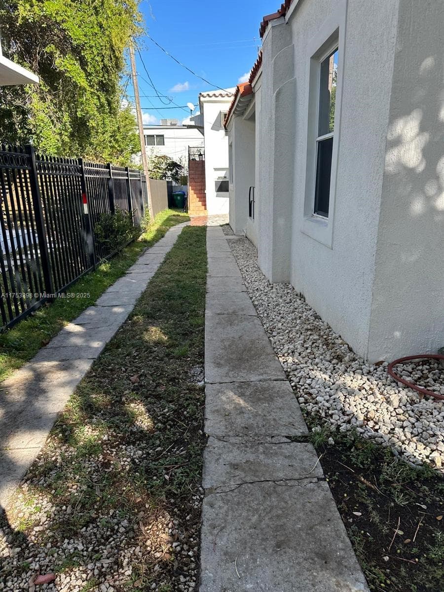 4727 NE 1st Ct, Miami FL 33137 — 42