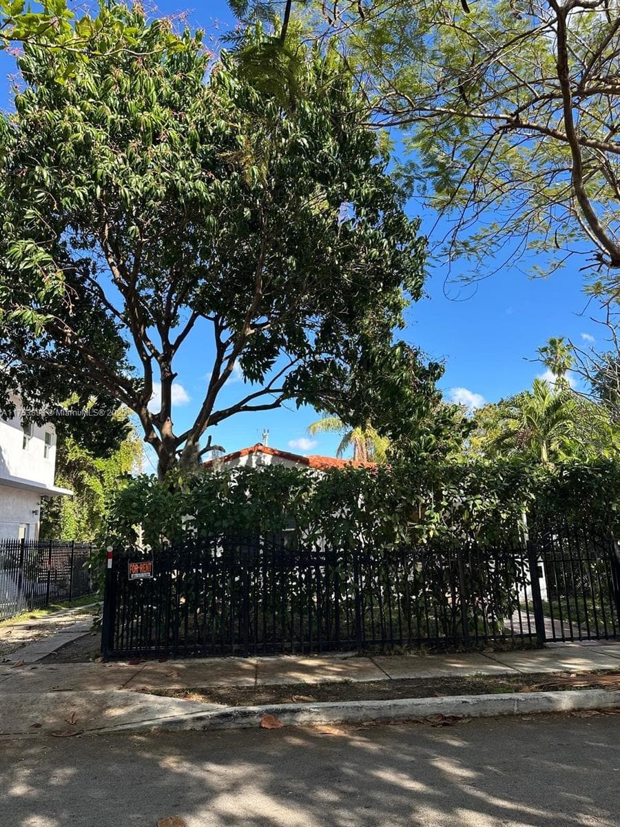 4727 NE 1st Ct, Miami FL 33137 — 38