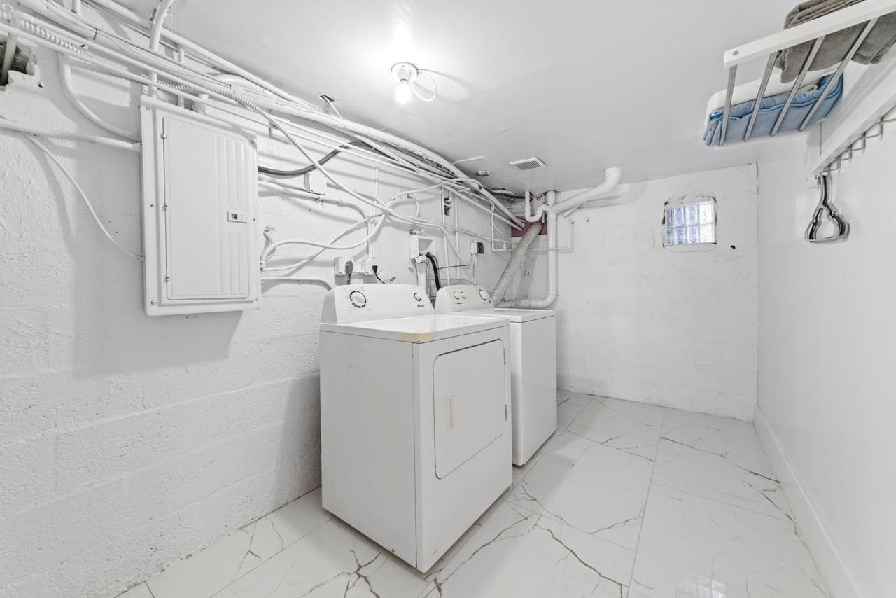 1215 NE 200th Street, Miami FL 33179 — 22