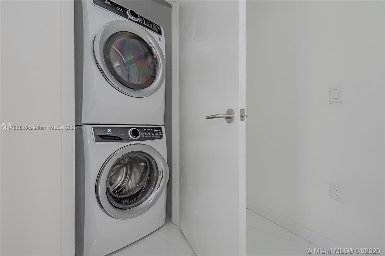851 NE 1st Ave # 2600, Miami FL 33132 — 24