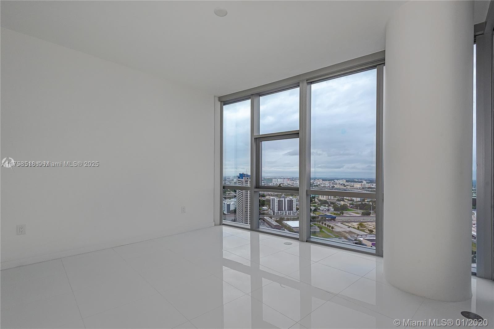 851 NE 1st Ave # 2600, Miami FL 33132 — 21
