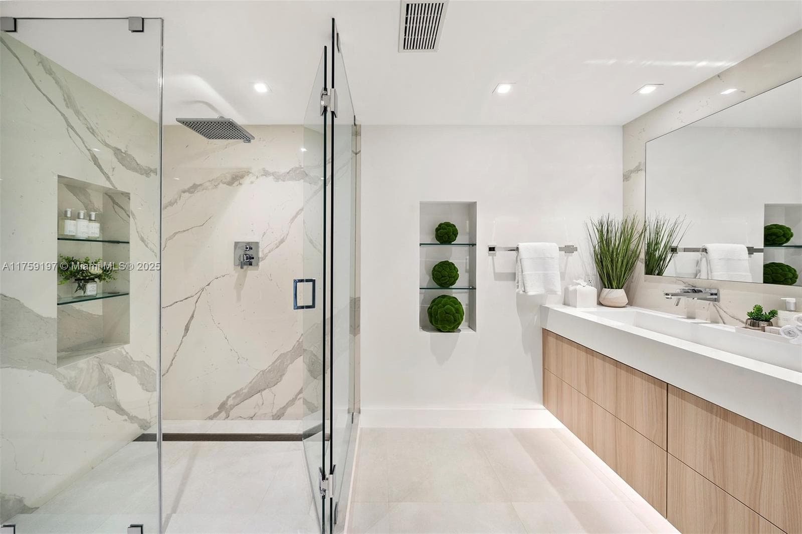 Roney Palace Condo, Miami Beach, FL — 33