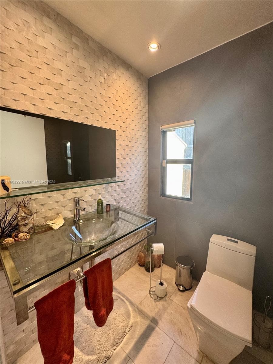 7020 NE 5th Ave, Miami FL 33138 — 20