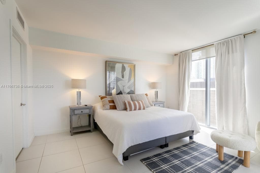 31 SE 6th St # 1601, Miami FL 33131 — 5