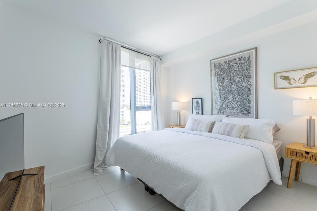 31 SE 6th St # 1601, Miami FL 33131 — 8