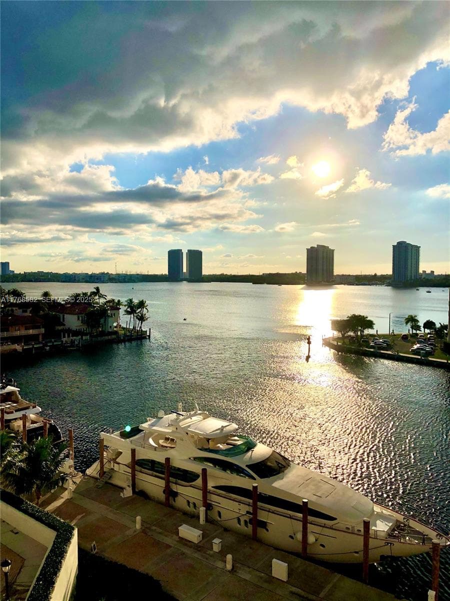 1000 W Island Blvd # 712, Aventura FL 33160 — 23