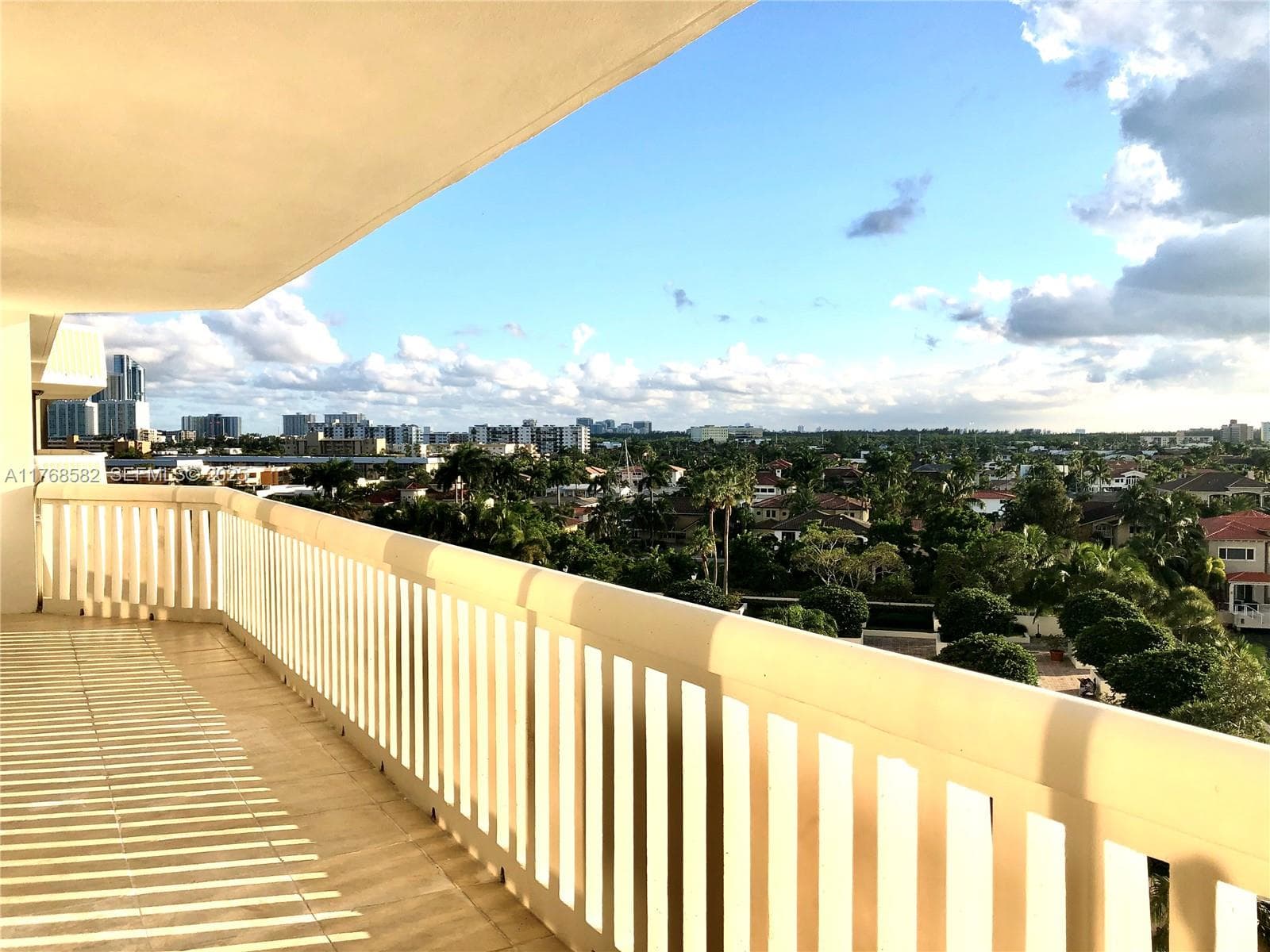 1000 W Island Blvd # 712, Aventura FL 33160 — 2