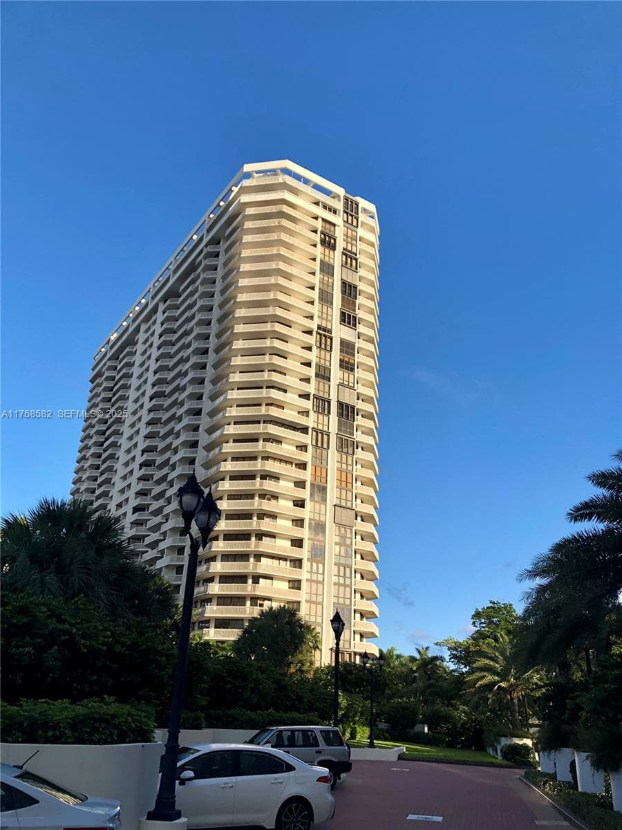 1000 W Island Blvd # 712, Aventura FL 33160 — 3