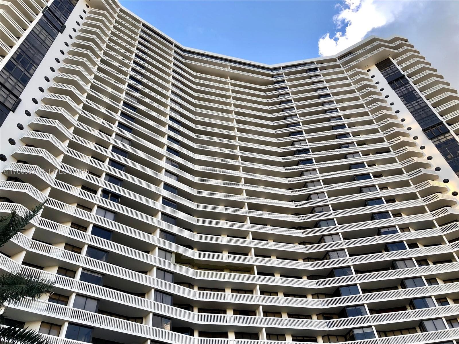 1000 W Island Blvd # 712, Aventura FL 33160 — 4