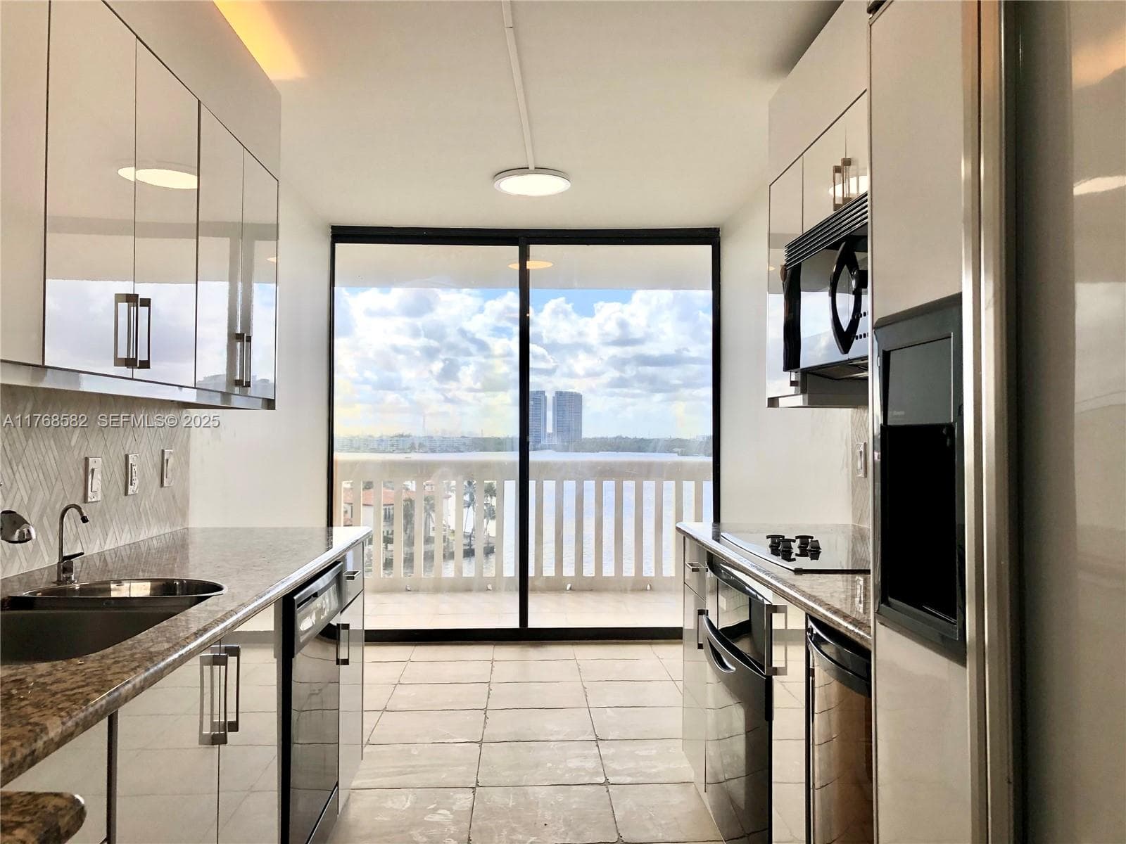 1000 W Island Blvd # 712, Aventura FL 33160 — 25