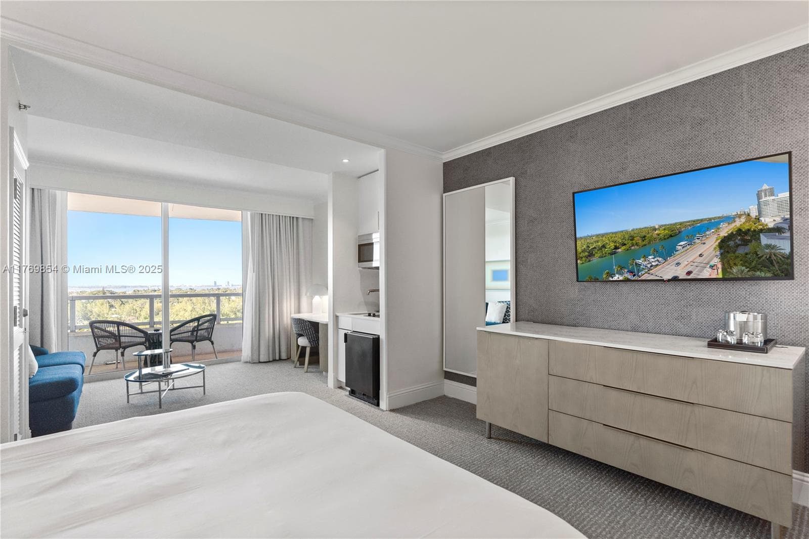 4401 Collins Ave # 1017, Miami Beach FL 33140 — 8