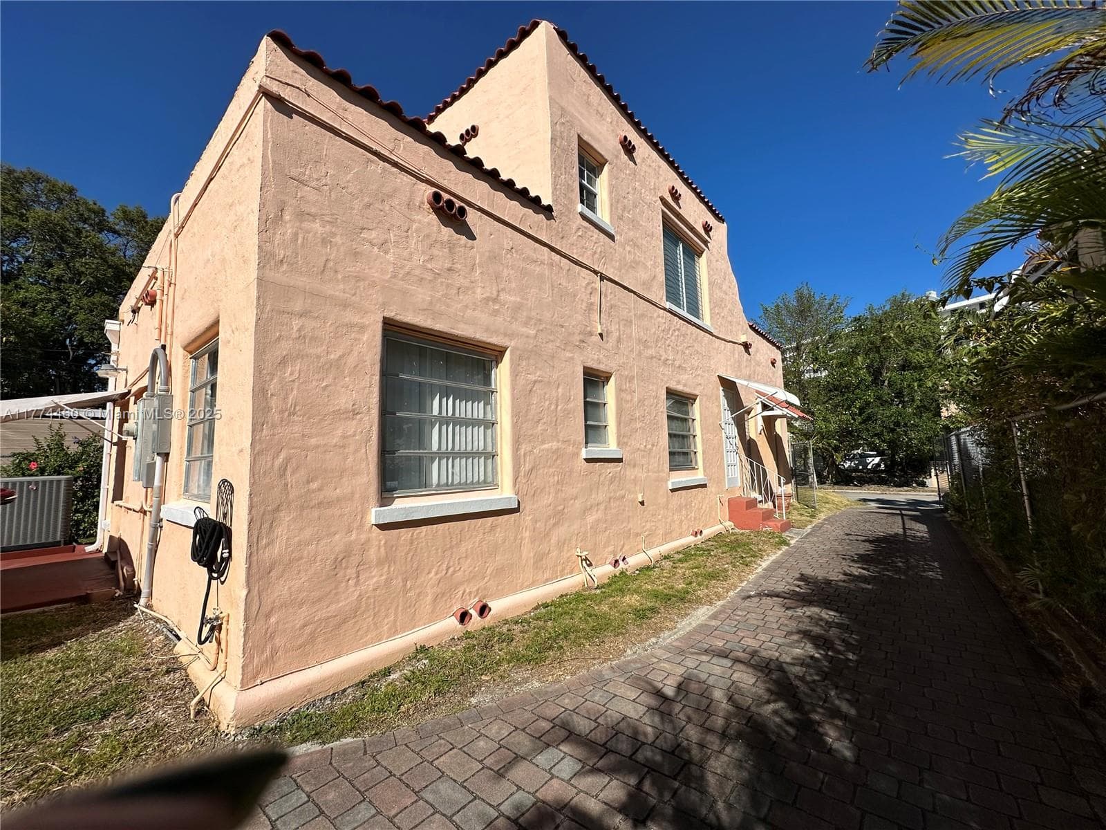 870 NW 14th Ct, Miami FL 33125 — 9