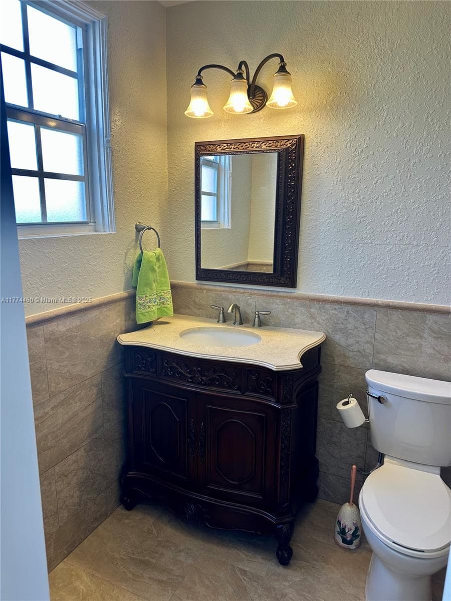 870 NW 14th Ct, Miami FL 33125 — 38