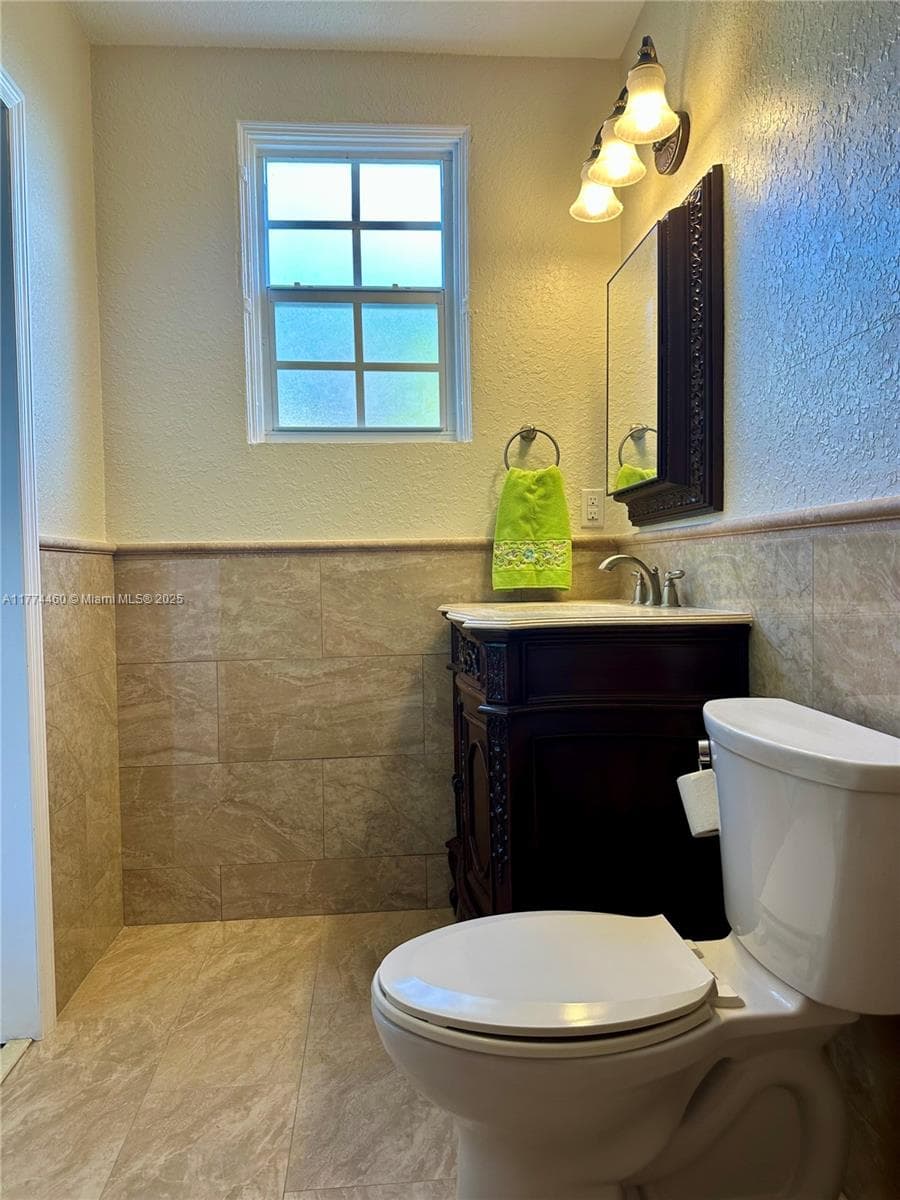 870 NW 14th Ct, Miami FL 33125 — 39