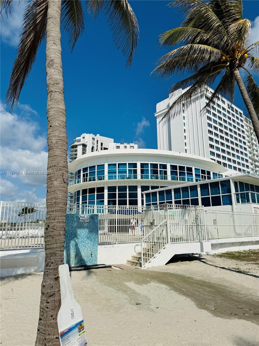 5445 Collins Ave # 1520, Miami Beach FL 33140 — 2