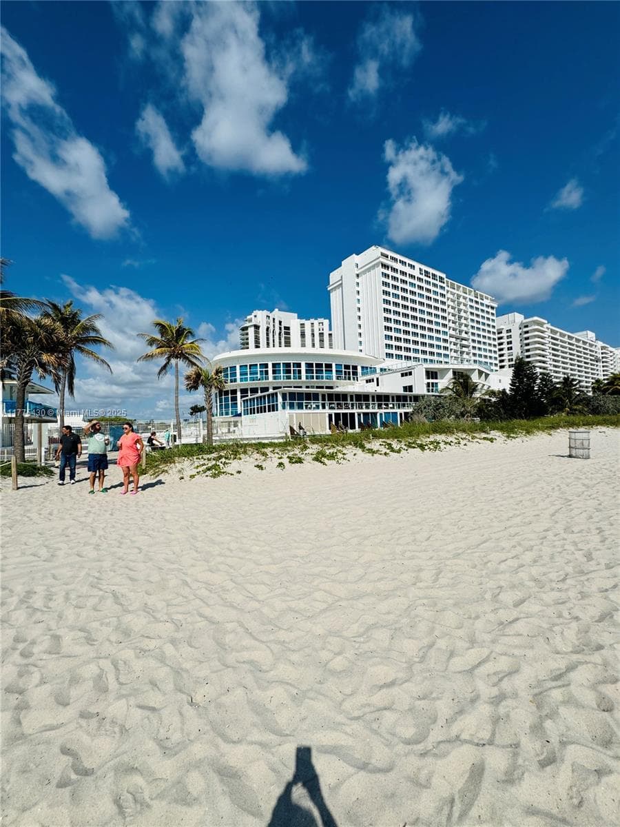 5445 Collins Ave # 1520, Miami Beach FL 33140 — 32