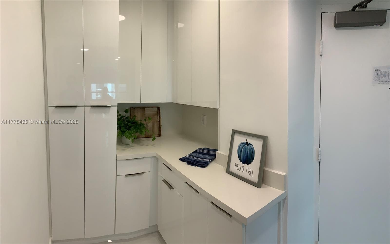 5445 Collins Ave # 1520, Miami Beach FL 33140 — 9
