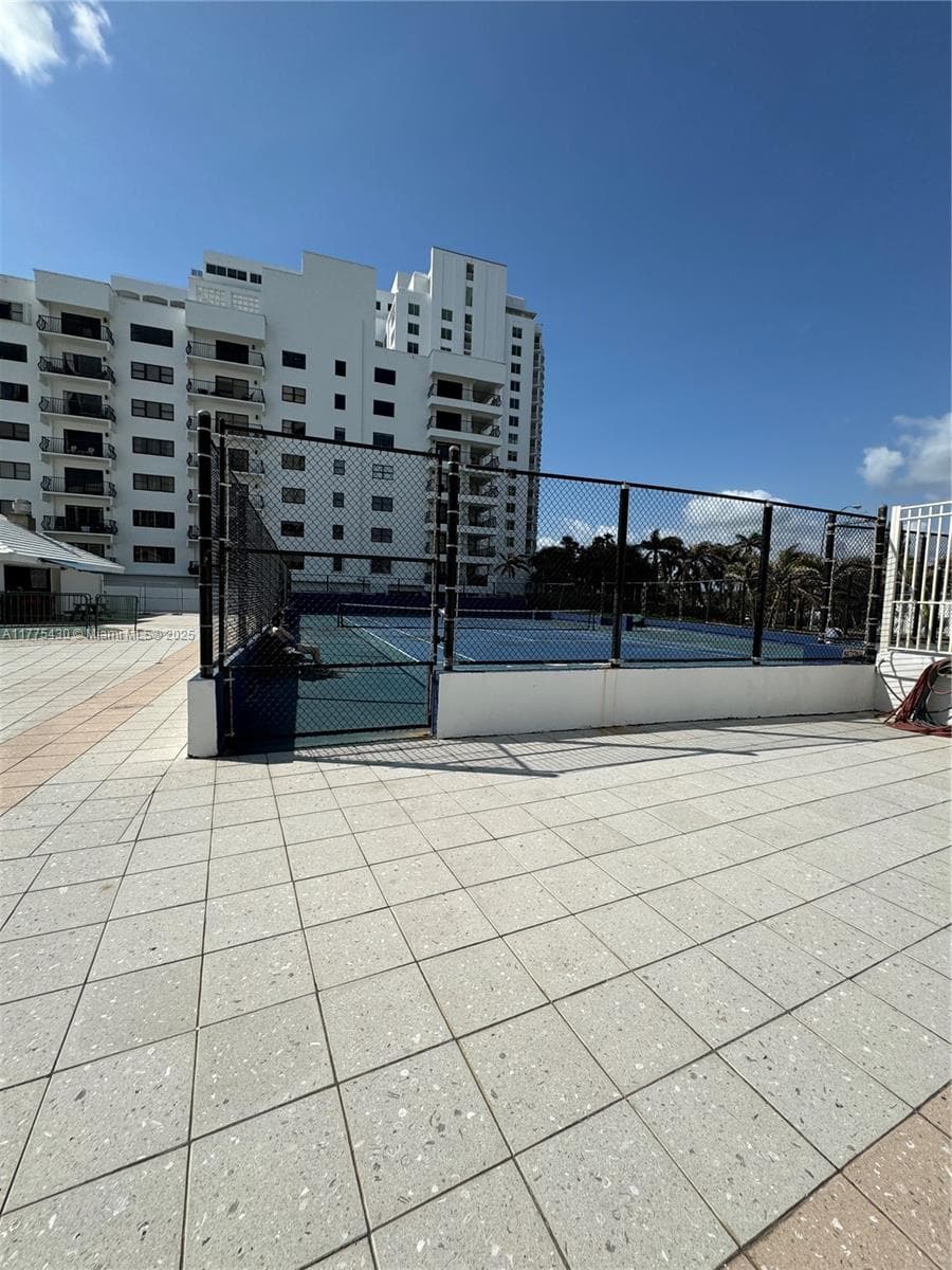 5445 Collins Ave # 1520, Miami Beach FL 33140 — 24