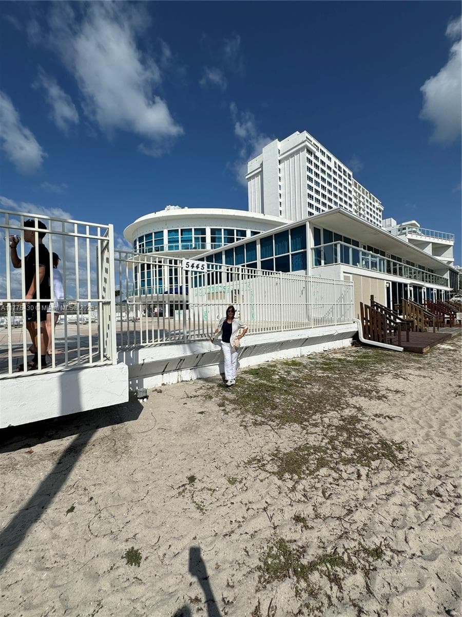 5445 Collins Ave # 1520, Miami Beach FL 33140 — 34