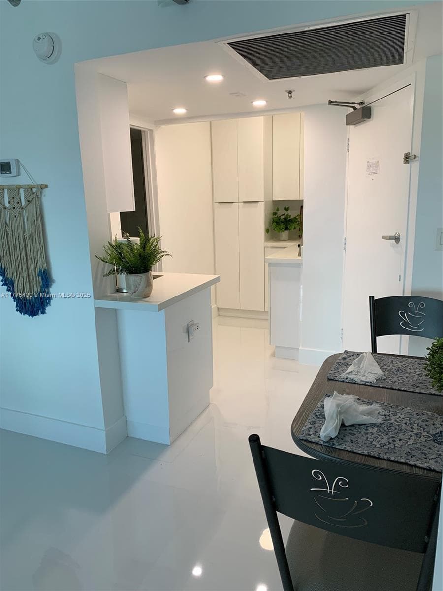 5445 Collins Ave # 1520, Miami Beach FL 33140 — 10