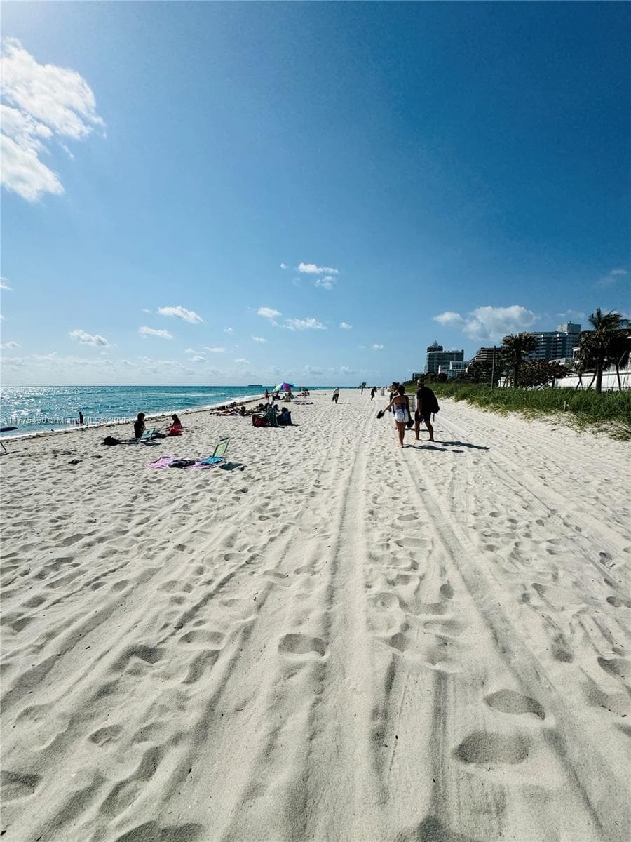 5445 Collins Ave # 1520, Miami Beach FL 33140 — 4