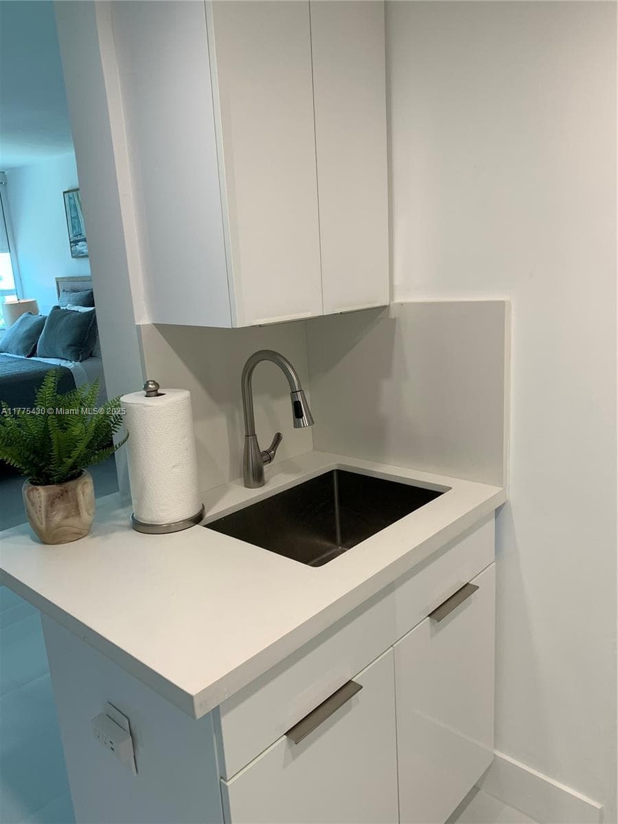 5445 Collins Ave # 1520, Miami Beach FL 33140 — 8