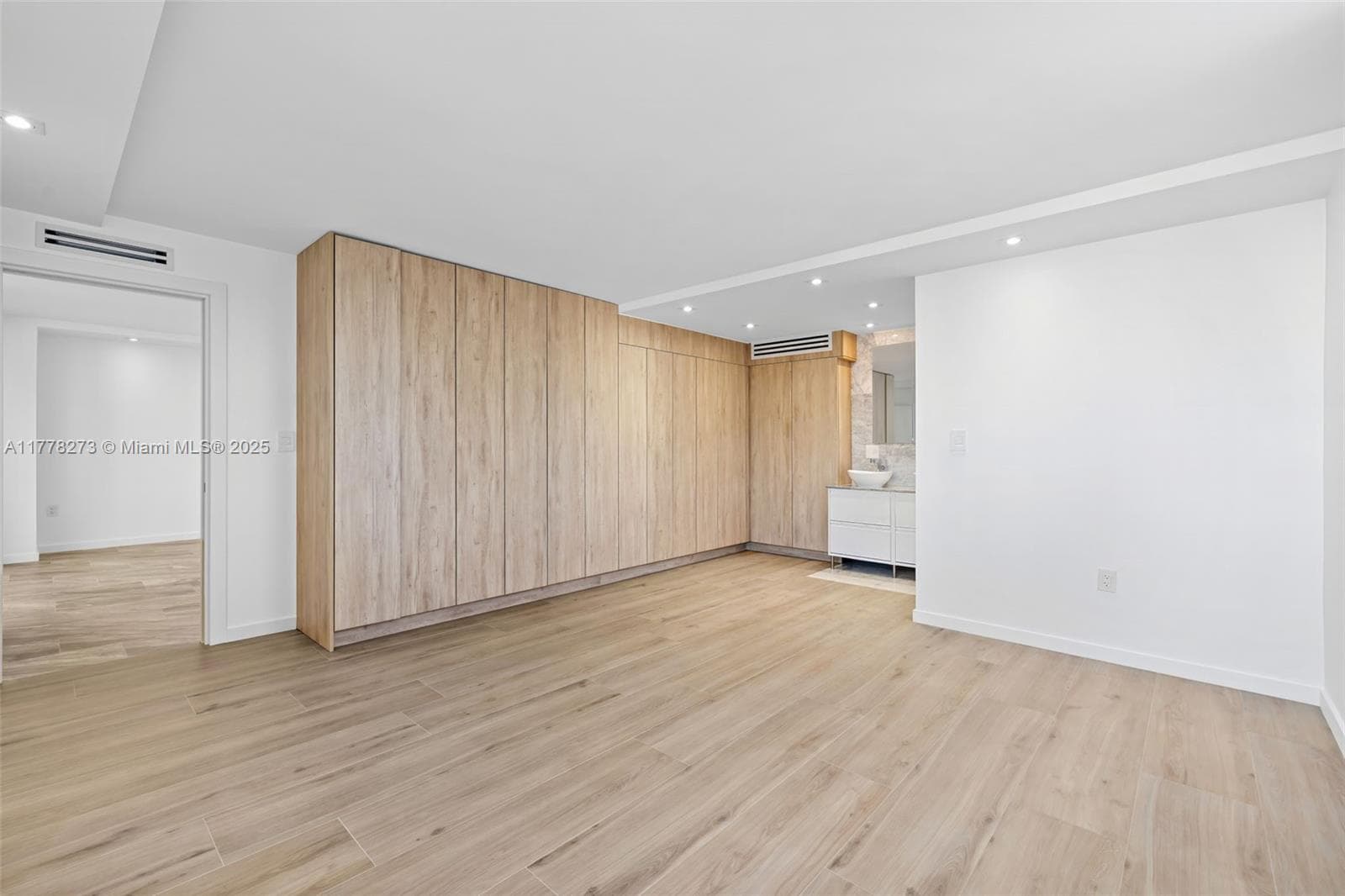 1658 Bay Rd # 504, Miami Beach FL 33139 — 9
