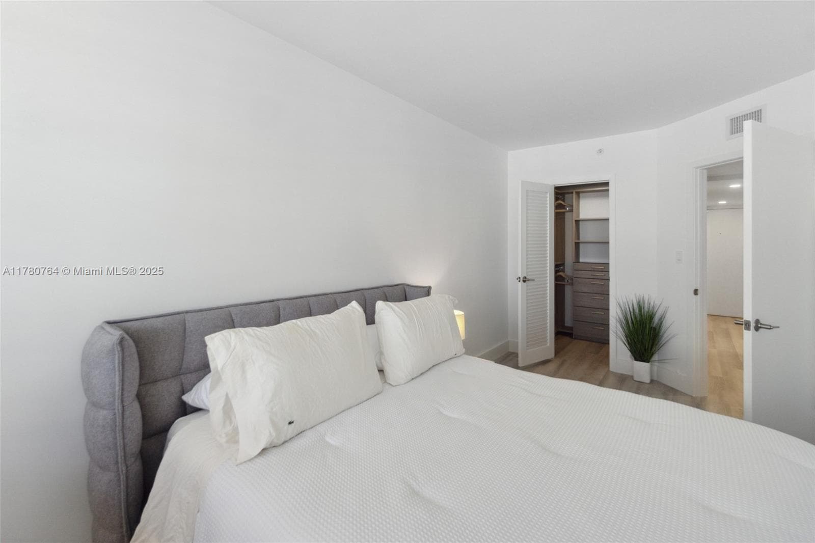 100 Lincoln Rd # 1218, Miami Beach FL 33139 — 9