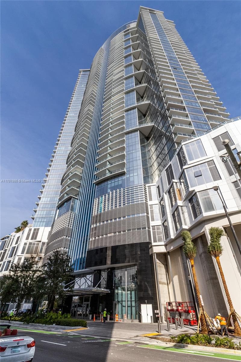 851 NE 1st Ave # 1102, Miami FL 33132 — 27