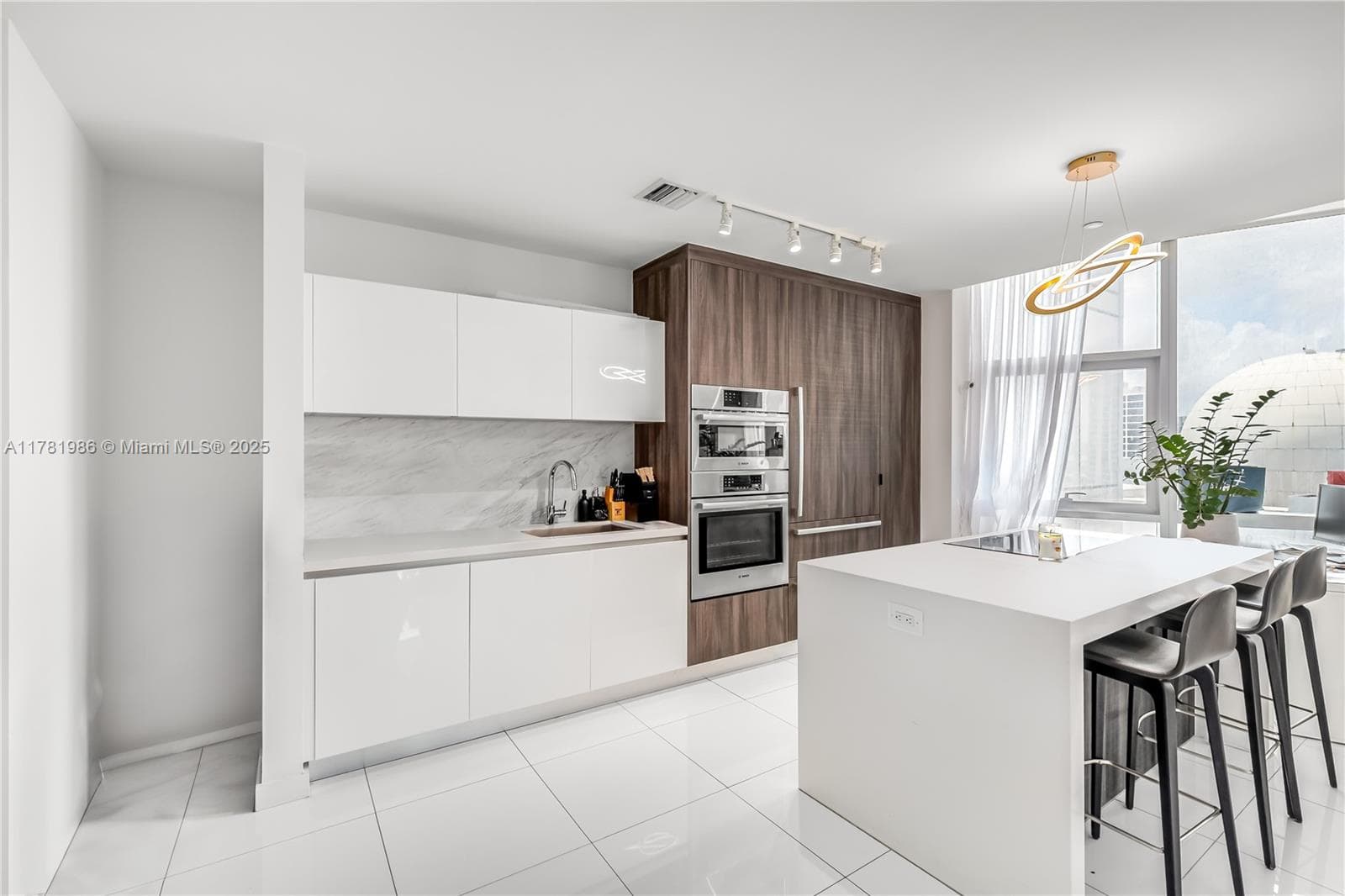 851 NE 1st Ave # 1102, Miami FL 33132 — 2