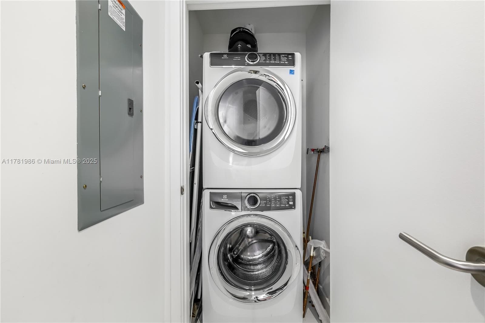 851 NE 1st Ave # 1102, Miami FL 33132 — 13