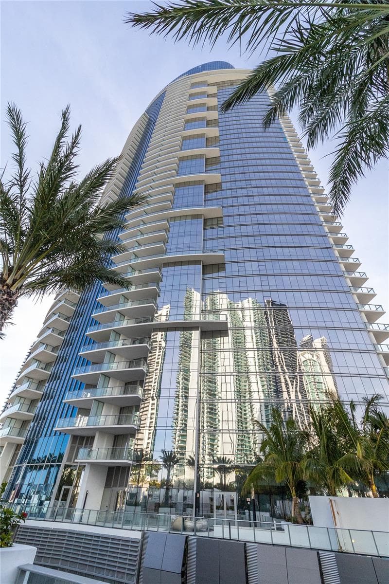 851 NE 1st Ave # 1102, Miami FL 33132 — 26