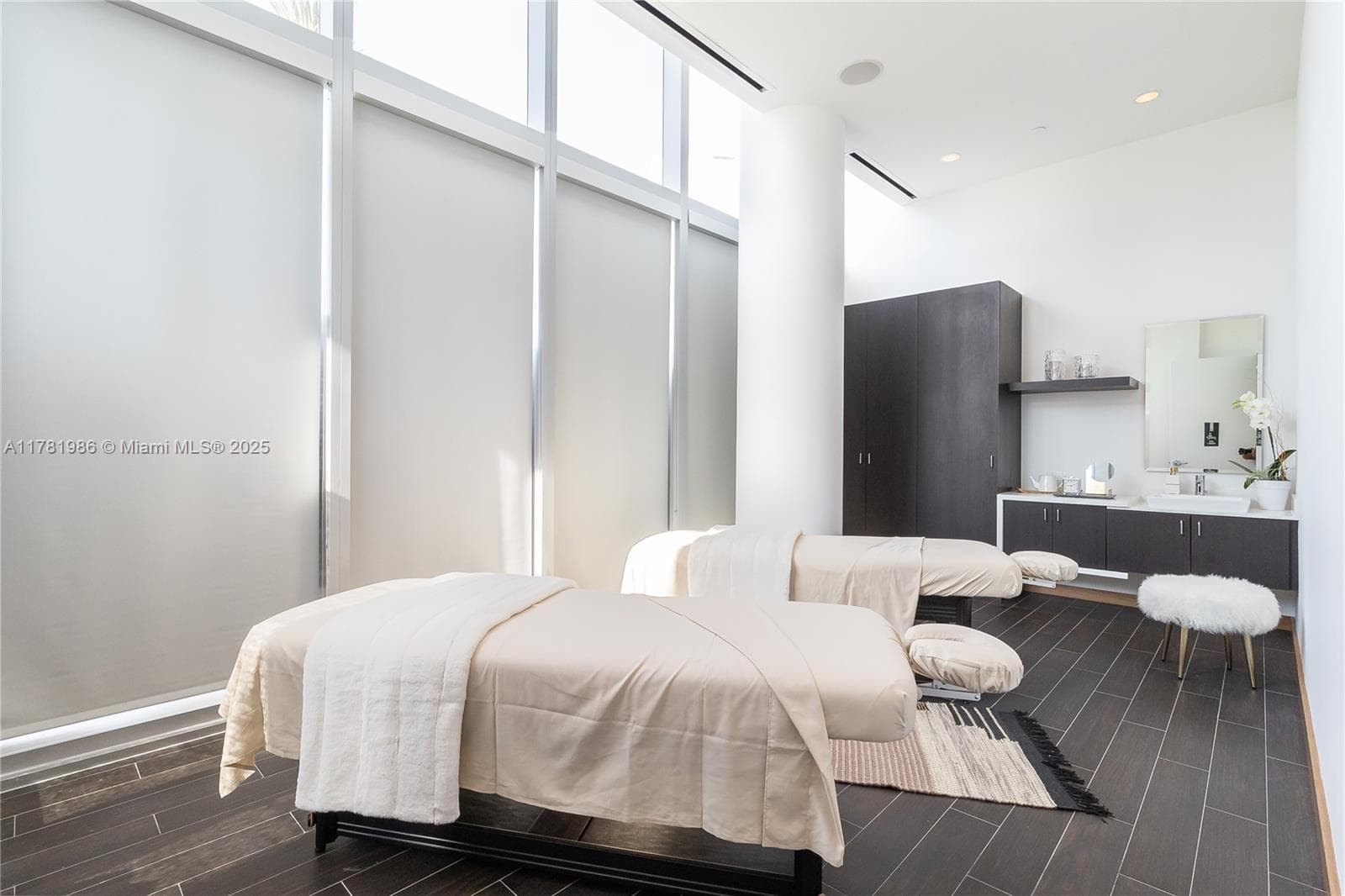 851 NE 1st Ave # 1102, Miami FL 33132 — 20