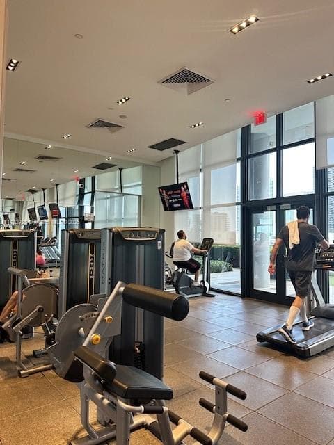 1600 NE 1st Ave # 2017, Miami FL 33132 — 32