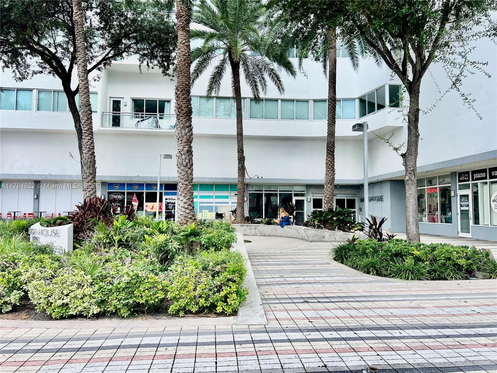 7135 Collins Ave # 621, Miami Beach FL 33141 — 6