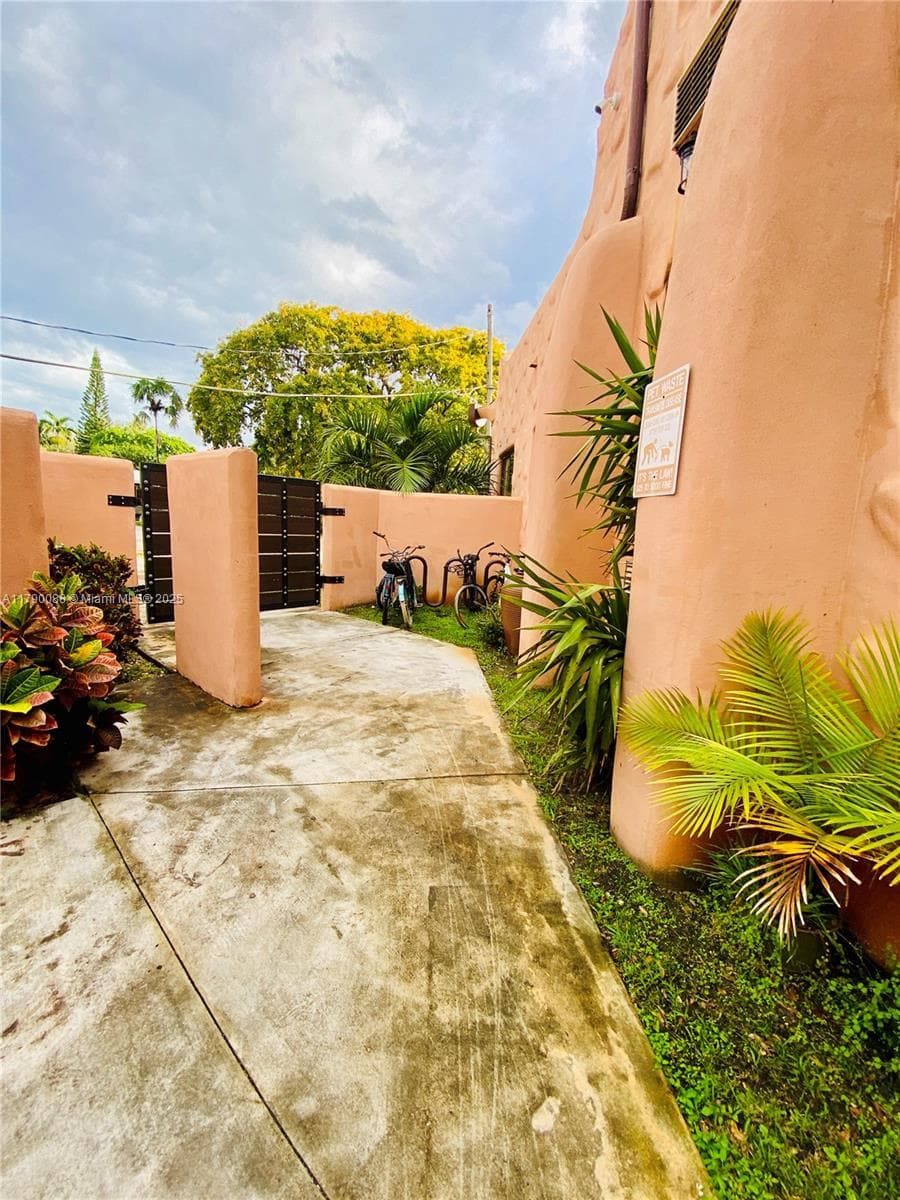 200 Azure Way, Miami Springs FL 33166 — 13